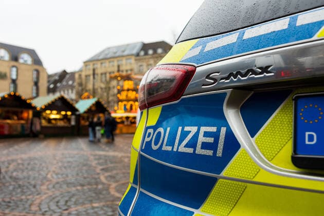 A police car on the market area The police shows a noticeable presence to provide security at the Christmas market Opening day of the Christmas market 2021 at the Münsterplatz in Bonn Due to the sharp increase in infections of the Corona virus, the market may only be visited by people who meet the 2G rule vaccinated or recovered 17 1