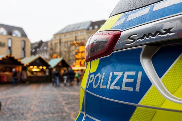 A police car on the market area The police shows a noticeable presence to provide security at the Christmas market Opening day of the Christmas market 2021 at the Münsterplatz in Bonn Due to the sharp increase in infections of the Corona virus, the market may only be visited by people who meet the 2G rule vaccinated or recovered 17 1