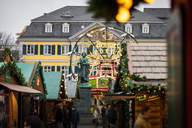 The Beethoven Monument in front of the Bonn Giant Ferris Wheel in the middle of the Christmas Market Opening day of the Christmas Market 2021 at the Münsterplatz in Bonn Due to the sharp increase in Corona Virus infections, the market may only be visited by people who meet the 2G rule vaccinated or recovered 17 10 2021 Bonn Innenstadt NRW Germany