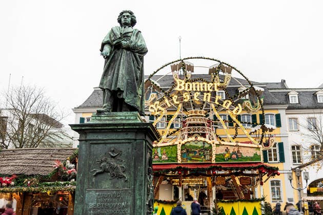 The Beethoven Monument in front of the Bonn Giant Ferris Wheel in the middle of the Christmas Market Opening day of the Christmas Market 2021 at the Münsterplatz in Bonn Due to the sharp increase in Corona Virus infections, the market may only be visited by people who meet the 2G rule vaccinated or recovered 17 10 2021 Bonn Innenstadt NRW Germany