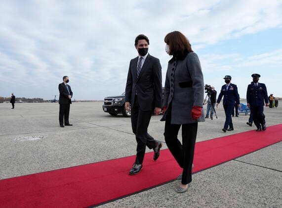 November 17, 2021, Washington, United States: Canadian Prime Minister Justin Trudeau speaks with the Acting Chief of Protocol Asel Roperts as he arrives,, Wednesday, November 17, 2021 in Washington, D.C. Trudeau is in Washington for two days of meetings with U.S. officials and tomorrow s Three Amigos summit. Washington United States  - ZUMAc35_ 20211117_zaf_c35_008 Copyright: xAdrianxWyldx