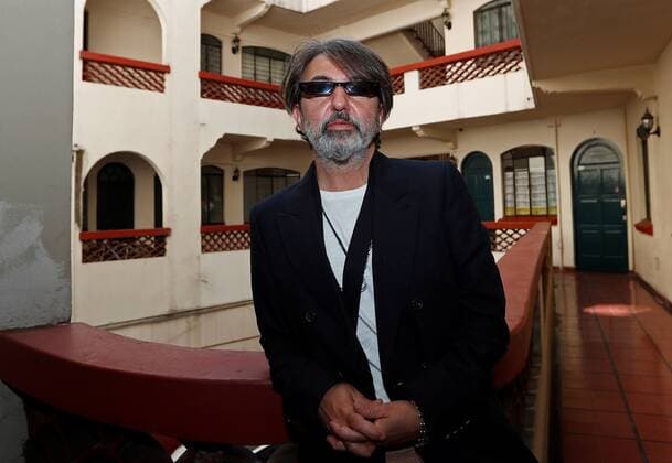 The leader of the Argentine alternative rock band Babasonicos, Adrian Dargelos, poses during an interview with Efe, on November 16, 2021, in Mexico City, Mexico issued 17 November 2021. After two years of media silence, the Argentine Babasonicos return to the stage with a tour to honor and maintain the subversive spirit of the band in the face of the auditory garbage that abounds in the music industry, Adrian Dargelos says in an interview with Efe this Wednesday , group leader. Babasonicos: We try not to add more garbage or noise pollution !ACHTUNG: NUR REDAKTIONELLE NUTZUNG!  Copyright: xMarioxGuzmánx MEX7093 20211117-cb15828c774523e265b522ef9336e63f86d22f53