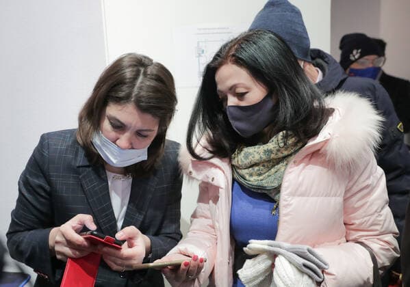 Coronavirus in Russland, Kontrolle des Impfstatuses bei Theaterbesuchern in Kemerewo KEMEROVO, RUSSIA - NOVEMBER 17, 2021: A woman has her QR code checked at an entrance to Shtokolov Kemerovo State Philharmonic ahead of a concert by the Mariinsky Theatre Symphony Orchestra. People have to present QR codes, vaccination certificates, negative PCR tests or certificates of medical exemption from COVID-19 vaccines while visiting cafes, beauty salons, culture and sports facilities in Russia s Kemerovo Region due to the rise of COVID-19 cases. Danil Aikin TASS  TS1183E0