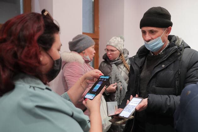 Coronavirus in Russland, Kontrolle des Impfstatuses bei Theaterbesuchern in Kemerewo KEMEROVO, RUSSIA - NOVEMBER 17, 2021: A man has his QR code checked at an entrance to Shtokolov Kemerovo State Philharmonic ahead of a concert by the Mariinsky Theatre Symphony Orchestra. People have to present QR codes, vaccination certificates, negative PCR tests or certificates of medical exemption from COVID-19 vaccines while visiting cafes, beauty salons, culture and sports facilities in Russia s Kemerovo Region due to the rise of COVID-19 cases. Danil Aikin TASS  TS1183E7