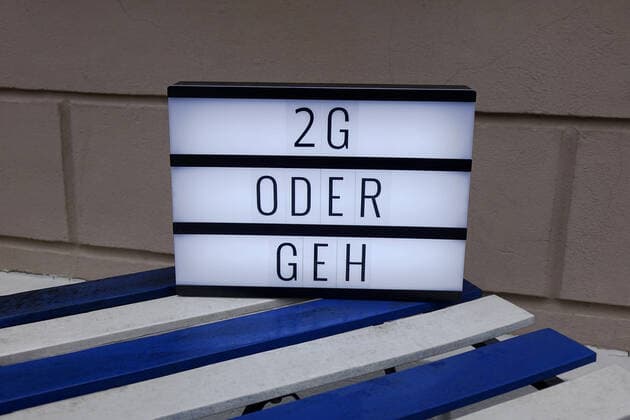 Restaurant and 2G rule Restaurant and 2G rule, 17 11 2021, Beelitz, Brandenburg, On a table is a light box with the words 2G or geh