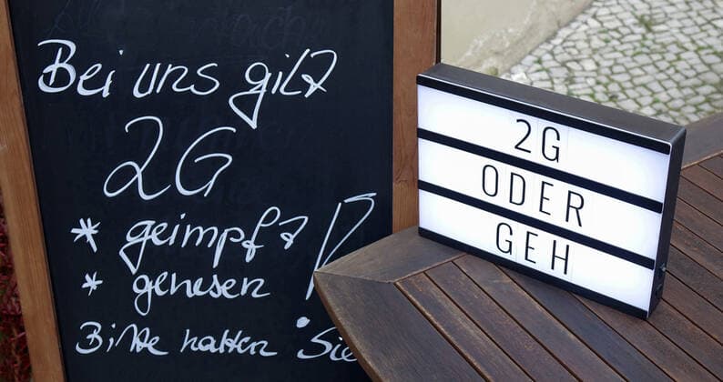 Restaurant and 2G rule Restaurant and 2G rule, 17 11 2021, Beelitz, Brandenburg, On a table is a light box with the words 2G or geh