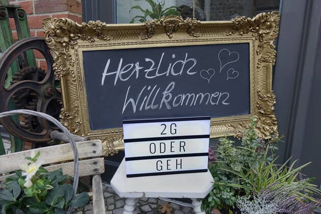 Restaurant and 2G rule Restaurant and 2G rule, 17 11 2021, Beelitz, Brandenburg, On a table is a light box with the words 2G or geh