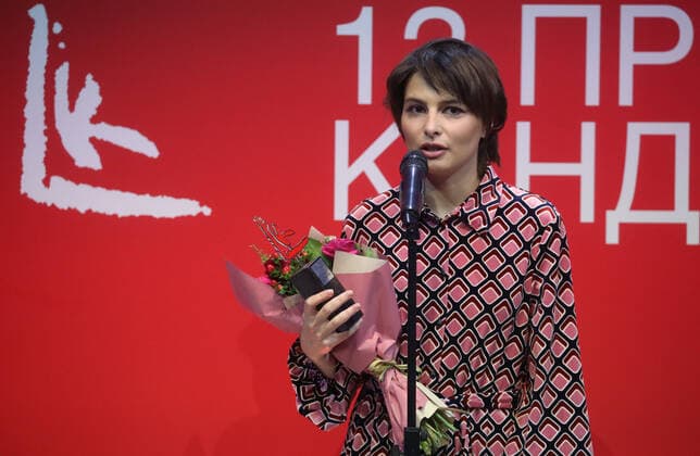 MOSCOW, RUSSIA - NOVEMBER 17, 2021: Albina Mokhryakova, winner of the Young Artist. Project of the Year nomination for her Swarm video, speaks during a ceremony to present the 2021 Kandinsky Prize at the Museum of Modern Art. Sergei Fadeichev TASS  TS1183EE