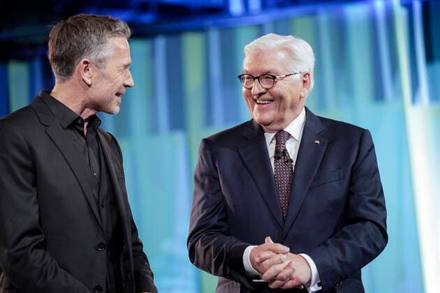 Presentation of the German Future Prize 2021, Prize of the Federal President for Technology and Innovation Current, 17 11 2021, Berlin, Frank Walter Steinmeier together with the presenter Dirk Steffens at the award ceremony at the German Future Prize 2021 at the award ceremony by the Federal President Berlin Berlin Germany