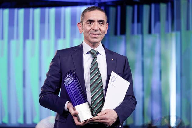 Award of the German Future Prize 2021, Prize of the Federal President for Technology and Innovation Current, 17 11 2021, Berlin, Ugur Sahin in portrait, the laureate and winner of the German Future Prize 2021 and the prize and certificate in hand together with his company BioNtech at the award ceremony by the Federal President Berlin Berlin Germany