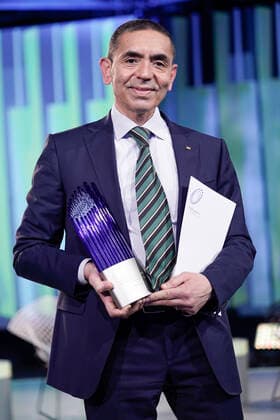 Award of the German Future Prize 2021, Prize of the Federal President for Technology and Innovation Current, 17 11 2021, Berlin, Ugur Sahin in portrait, the laureate and winner of the German Future Prize 2021 and the prize and certificate in hand together with his company BioNtech at the award ceremony by the Federal President Berlin Berlin Germany