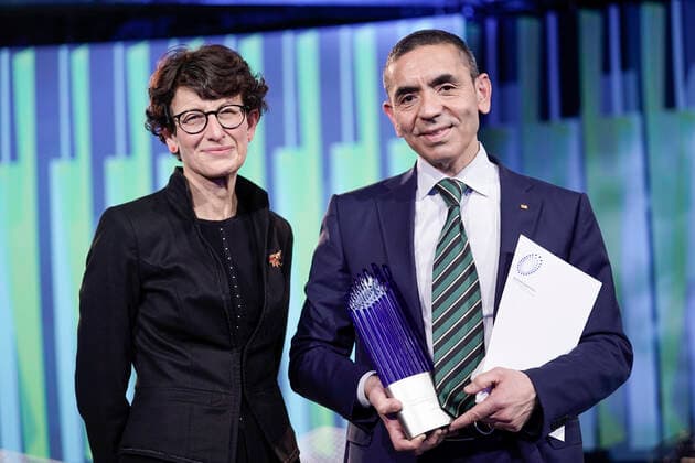 Award of the German Future Award 2021, Prize of the German President for Technology and Innovation Current, 17 11 2021, Berlin, Ugur Sahin and Oezlem Tuereci the winners of the German Future Award 2021 and the prize and certificate in hand at the award ceremony by the German President Berlin Berlin Germany