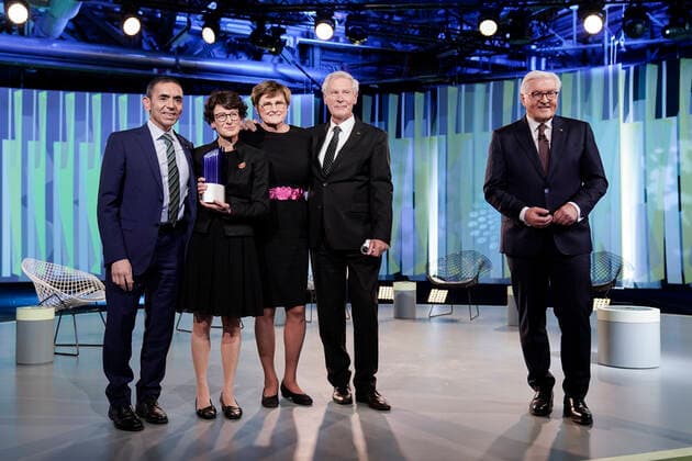 Award of the German Future Prize 2021, Prize of the Federal President for Technology and Innovation Current, 17 11 2021, Berlin, The winners and prize winners of the German Future Prize 2021 Mainz company BioNTech Ugur Sahin Oezlem Tuereci Christoph H