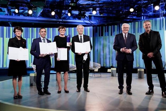 Award of the German Future Prize 2021, Prize of the Federal President for Technology and Innovation Current, 17 11 2021, Berlin, The winners and prize winners of the German Future Prize 2021 Mainz company BioNTech Ugur Sahin Oezlem Tuereci Christoph H