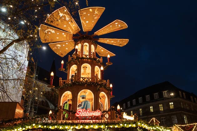 An oversized Christmas pyramid with rotating impeller near the Bonn Minster Christmas market at the Münsterplatz in Bonn on its opening day, 17 11 2021 Bonn Innenstadt NRW Germany