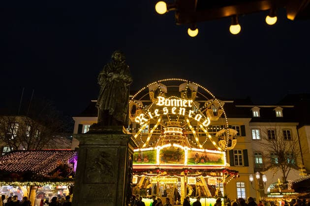 The monument of Ludwig van Beethoven in front of the Bonn Ferris wheel in the middle of the market Christmas market on the Münsterplatz in Bonn on its opening day, 17 11 2021 Bonn Innenstadt NRW Germany