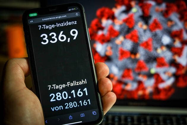 Coronavirus in Germany Covid 19 Dashboard of the Robert Koch Institute 18 11 2021 Robert Koch Institute 7 days Incidence 336.9 7 days Number of cases 280 161 COVID 19 cases 5 195 321 Addition of 65 371 compared to the previous day COVID 19 deaths 98 538 Addition of 264 compared to the previous day