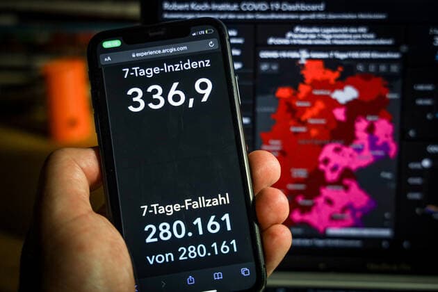 Coronavirus in Germany Covid 19 Dashboard of the Robert Koch Institute 18 11 2021 Robert Koch Institute 7 days Incidence 336.9 7 days Number of cases 280 161 COVID 19 cases 5 195 321 Addition of 65 371 compared to the previous day COVID 19 deaths 98 538 Addition of 264 compared to the previous day