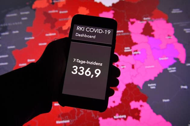 Coronavirus in Germany Covid 19 Dashboard of the Robert Koch Institute 18 11 2021, Robert Koch Institute 7 days Incidence 336.9 7 days Number of cases 280 161 COVID 19 Cases 5 195 321 Addition of 65 371 compared to the previous day COVID 19 Deaths 98 538 Addition of 264 compared to the previous day xHDx