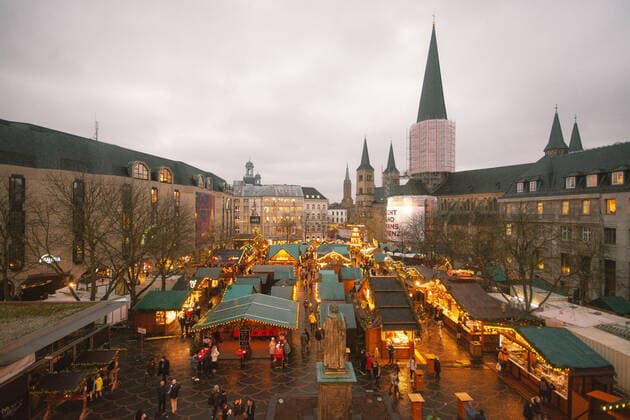 Opening Of Christmas Market In Bonn general view of opening day of Christmas market in Bonn, Germany on Nov 17, 2021 as city imposes 2G rule ( vaccinated and recovered ) which means only visitors have a proof of fully vaccinated or recovered allow to visit Christmas market Bonn Germany  Copyright: xYingxTangx tang-notitle211117_np1QJ