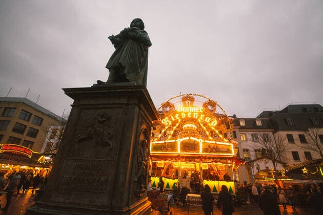 Opening Of Christmas Market In Bonn general view of opening day of Christmas market in Bonn, Germany on Nov 17, 2021 as city imposes 2G rule ( vaccinated and recovered ) which means only visitors have a proof of fully vaccinated or recovered allow to visit Christmas market Bonn Germany  Copyright: xYingxTangx tang-notitle211117_np6Ho