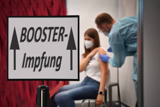 FOTOMONTAGE: Stiko empfiehlt Booster-Impfung fuer alle ab 18 Jahren. Eine Schuelerin,Jugendliche wird geimpft. Impfstarts von Schuelerinnen und Schuelern der Abschlussklassen in Muenchen am 12.07.2021. Ministerpraesident Dr.ÃäMarkusÃäSoeder,Gesundheitsminister Klaus Holetschek und Kultusminister Prof.ÃäMichael Piazolo besuchen das Impfzentrum Muenchen Messe Riem. *** PHOTOMONTAGE Stiko recommends booster vaccination for all from 18 years of age A schoolgirl,teenager is vaccinated Vaccination starts of pupils of the graduating classes in Munich on 12 07 2021 Ministerpraesident Dr ÃäMarkusÃäSoeder,Minister of Health Klaus Holetschek and Minister of Education Prof ÃäMichael Piazolo visit the vaccination centre Muenchen Messe Riem