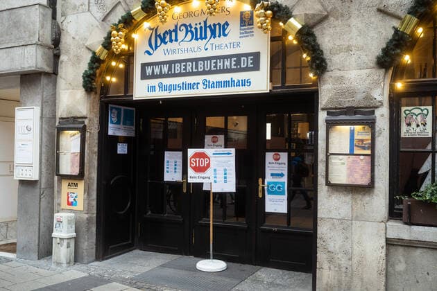 Abgesagter Weihnachtsmarkt auf dem zwischen Marienplatz und Stachus in München Corona-Regeln auf Schildern und Zetteln vor dem Augustiner Stammhaus. Die Inzidenzen steigen, der Münchner Christkindlmarkt wurde am 16. November 2021 abgesagt. Dennoch strömen Menschen in die Kaufingerstraße in der Innenstadt. * Corona rules on signs and slips of paper in front of the Augustiner Stammhaus. Incidences are rising, the Munich Christkindlmarkt was canceled on November 16, 2021. Nevertheless, people flock to Kaufingerstraße in the city center. München Bayern Deutschland Copyright: xMaxxLudwigx-xmufkinnphotosxxaal.x