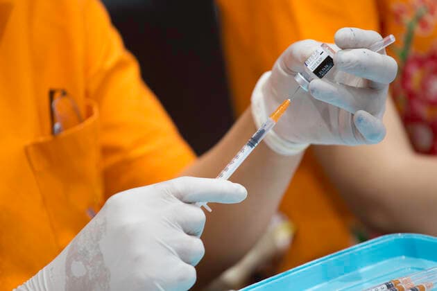 Thailand: Nonthaburi booster Pfizer dose 3rd Pharmacists are loading the Pfizer vaccine into syringes so that it can be administered to people who come for the vaccine. Nonthaburi Nonthaburi Thailand Copyright: AtiwatxSilpamethanont