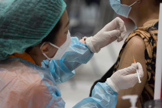 Thailand: Nonthaburi booster Pfizer dose 3rd Doctors are vaccinating people who come in for a third dose of Pfizer booster vaccine. Nonthaburi Nonthaburi Thailand Copyright: AtiwatxSilpamethanont