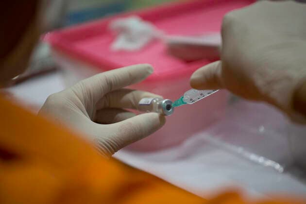 Thailand: Nonthaburi booster Pfizer dose 3rd Pharmacists are loading the Pfizer vaccine into syringes so that it can be administered to people who come for the vaccine. Nonthaburi Nonthaburi Thailand Copyright: AtiwatxSilpamethanont