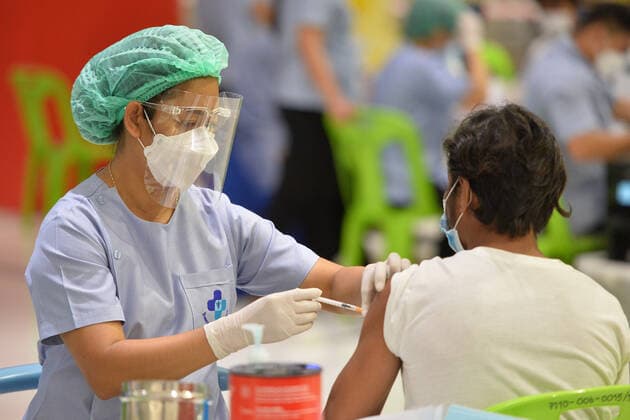 (211118) -- BANGKOK, Nov. 18, 2021 -- A man receives a dose of COVID-19 vaccine in Bangkok, Thailand, on Nov. 18, 2021. ) THAILAND-BANGKOK-COVID-19-VACCINATION RachenxSageamsak 