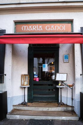 2G Corona Regeln bei Münchner Restaurants im Winter 2021 2G Corona Regeln Schild an einer Tür eines Restaurants. 18. November 2021 in München erreichen die Inzidenenzen neue Höchstwerte und in Restaurants und Bars ist seit dem 16. November die 2g Regel drinnen und draußen Pflicht. * 2G Corona rules sign on a door of a restaurant. November 18, 2021 in Munich, incidences reach new highs and in restaurants and bars the 2g rule is mandatory indoors and outdoors since November 16. München Bayern Deutschland Copyright: xMaxxLudwigx-xmufkinnphotosxxaal.x