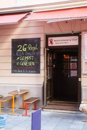 2G Corona Regeln bei Münchner Restaurants im Winter 2021 2G Corona Regeln Schild vor einem Restaurant. 18. November 2021 in München erreichen die Inzidenenzen neue Höchstwerte und in Restaurants und Bars ist seit dem 16. November die 2g Regel drinnen und draußen Pflicht. * 2G Corona rules sign in front of a restaurant. November 18, 2021 in Munich, incidences reach new highs and in restaurants and bars the 2g rule is mandatory indoors and outdoors since November 16. München Bayern Deutschland Copyright: xMaxxLudwigx-xmufkinnphotosxxaal.x