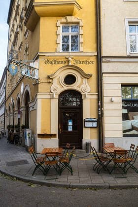 2G Corona Regeln bei Münchner Restaurants im Winter 2021 2G Corona Regeln Schild an einer Tür eines Restaurants. 18. November 2021 in München erreichen die Inzidenenzen neue Höchstwerte und in Restaurants und Bars ist seit dem 16. November die 2g Regel drinnen und draußen Pflicht. * 2G Corona rules sign on a door of a restaurant. November 18, 2021 in Munich, incidences reach new highs and in restaurants and bars the 2g rule is mandatory indoors and outdoors since November 16. München Bayern Deutschland Copyright: xMaxxLudwigx-xmufkinnphotosxxaal.x