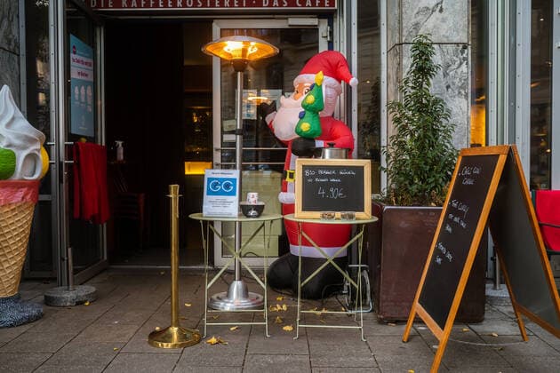 2G Corona Regeln bei Münchner Restaurants im Winter 2021 2G Corona Regeln Schild vor einem Restaurant. 18. November 2021 in München erreichen die Inzidenenzen neue Höchstwerte und in Restaurants und Bars ist seit dem 16. November die 2g Regel drinnen und draußen Pflicht. * 2G Corona rules sign in front of a restaurant. November 18, 2021 in Munich, incidences reach new highs and in restaurants and bars the 2g rule is mandatory indoors and outdoors since November 16. München Bayern Deutschland Copyright: xMaxxLudwigx-xmufkinnphotosxxaal.x