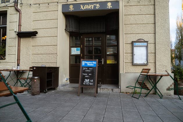 2G Corona Regeln bei Münchner Restaurants im Winter 2021 2G Corona Regeln Schild vor einem Restaurant. 18. November 2021 in München erreichen die Inzidenenzen neue Höchstwerte und in Restaurants und Bars ist seit dem 16. November die 2g Regel drinnen und draußen Pflicht. * 2G Corona rules sign in front of a restaurant. November 18, 2021 in Munich, incidences reach new highs and in restaurants and bars the 2g rule is mandatory indoors and outdoors since November 16. München Bayern Deutschland Copyright: xMaxxLudwigx-xmufkinnphotosxxaal.x