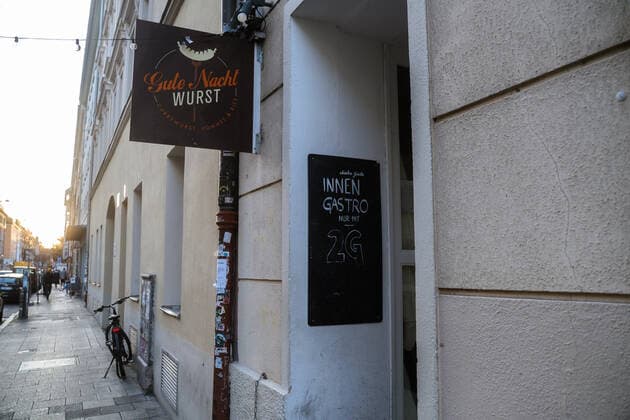 2G Corona Regeln bei Münchner Restaurants im Winter 2021 2G Corona Regeln Schild an einer Tür eines Restaurants. 18. November 2021 in München erreichen die Inzidenenzen neue Höchstwerte und in Restaurants und Bars ist seit dem 16. November die 2g Regel drinnen und draußen Pflicht. * 2G Corona rules sign on a door of a restaurant. November 18, 2021 in Munich, incidences reach new highs and in restaurants and bars the 2g rule is mandatory indoors and outdoors since November 16. München Bayern Deutschland Copyright: xMaxxLudwigx-xmufkinnphotosxxaal.x