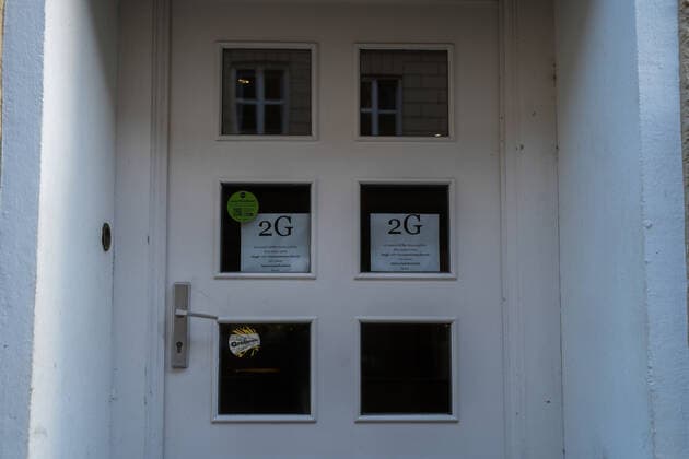 2G Corona Regeln bei Münchner Restaurants im Winter 2021 2G Corona Regeln Schild vor einem Restaurant. 18. November 2021 in München erreichen die Inzidenenzen neue Höchstwerte und in Restaurants und Bars ist seit dem 16. November die 2g Regel drinnen und draußen Pflicht. * 2G Corona rules sign in front of a restaurant. November 18, 2021 in Munich, incidences reach new highs and in restaurants and bars the 2g rule is mandatory indoors and outdoors since November 16. München Bayern Deutschland Copyright: xMaxxLudwigx-xmufkinnphotosxxaal.x