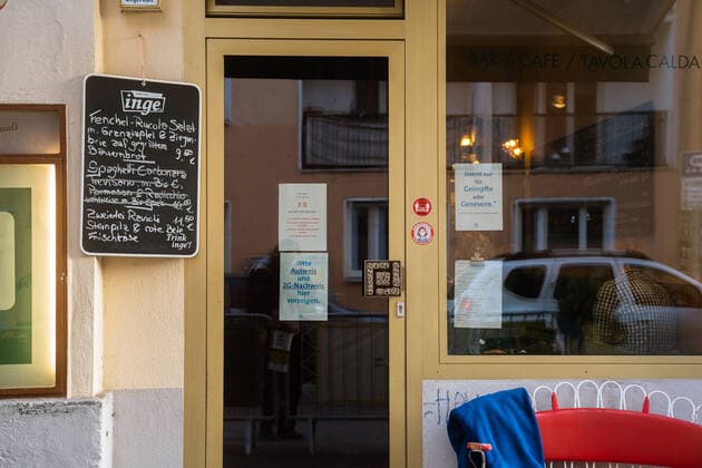2G Corona Regeln bei Münchner Restaurants im Winter 2021 2G Corona Regeln Schild vor einem Restaurant. 18. November 2021 in München erreichen die Inzidenenzen neue Höchstwerte und in Restaurants und Bars ist seit dem 16. November die 2g Regel drinnen und draußen Pflicht. * 2G Corona rules sign in front of a restaurant. November 18, 2021 in Munich, incidences reach new highs and in restaurants and bars the 2g rule is mandatory indoors and outdoors since November 16. München Bayern Deutschland Copyright: xMaxxLudwigx-xmufkinnphotosxxaal.x