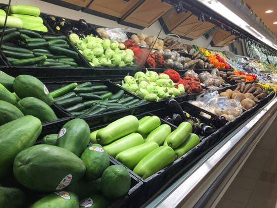 Inflation Rate Jumps To New 18-year High Of 4.7 Percent In Canada Produce at a supermarket in Toronto, Ontario, Canada on November 17, 2021. Consumer prices in Canada are rising at their fastest annual pace in almost 20 years. Canada s inflation rate jumped to a new 18-year high of 4.7 per cent last month, led by sharply higher prices for energy. Toronto ONTARIO Canada  Copyright: xCreativexTouchxImagingxLtdx friedman-inflatio211117_npyzg