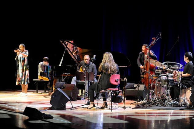 Die amerikanische Jazz-Sängerin Cecile McLorin Salvant mit (v.l.n.r.) Glenn Zaleski (p.), Marvin Sewell (g.), Alexa Tarantino (fl.), Yasushi Nakamura (b.) und Keito Ogawa (perc.) in der Philharmonie Essen 2021. The American jazz singer Cecile McLorin Salvant with (l. to .r.) Glenn Zaleski (p.), Marvin Sewell (g.), Alexa Tarantino (fl.), Yasushi Nakamura (b.) and Keito Ogawa (perc.) at the Philharmonie Essen 2021. Essen NRW DEU;DE;GERMANY;DEUTSCHLAND;ALLEMAGNE