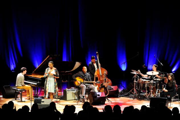 Die amerikanische Jazz-Sängerin Cecile McLorin Salvant mit (v.l.n.r.) Glenn Zaleski (p.), Marvin Sewell (g.), Yasushi Nakamura (b.), Keito Ogawa (perc.) und Alexa Tarantino (fl.) in der Philharmonie Essen 2021. The American jazz singer Cecile McLorin Salvant with (l. to .r.) Glenn Zaleski (p.), Marvin Sewell (g.), Yasushi Nakamura (b.), Keito Ogawa (perc.) and Alexa Tarantino (fl.) at the Philharmonie Essen 2021. Essen NRW DEU;DE;GERMANY;DEUTSCHLAND;ALLEMAGNE