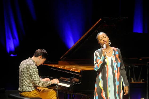 Die amerikanische Jazz-Sängerin Cecile McLorin Salvant mit ihrem Pianisten Glenn Zaleski in der Philharmonie Essen 2021. The American jazz singer Cecile McLorin Salvant with her pianist Glenn Zaleski at the Philharmonie Essen 2021. Essen NRW DEU;DE;GERMANY;DEUTSCHLAND;ALLEMAGNE