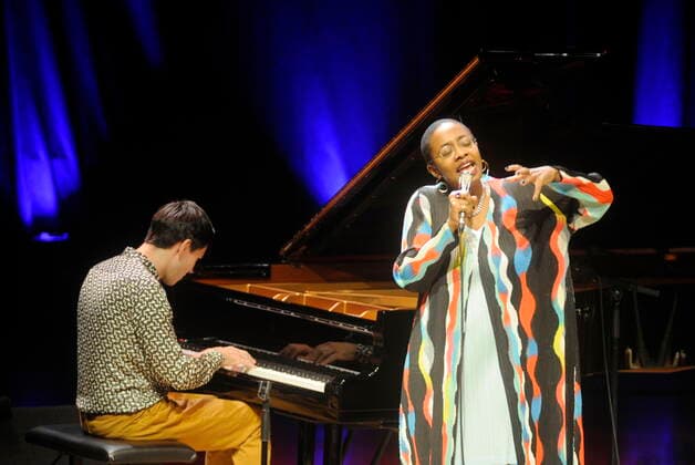 Die amerikanische Jazz-Sängerin Cecile McLorin Salvant mit ihrem Pianisten Glenn Zaleski in der Philharmonie Essen 2021. The American jazz singer Cecile McLorin Salvant with her pianist Glenn Zaleski at the Philharmonie Essen 2021. Essen NRW DEU;DE;GERMANY;DEUTSCHLAND;ALLEMAGNE
