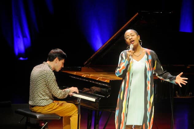 Die amerikanische Jazz-Sängerin Cecile McLorin Salvant mit ihrem Pianisten Glenn Zaleski in der Philharmonie Essen 2021. The American jazz singer Cecile McLorin Salvant with her pianist Glenn Zaleski at the Philharmonie Essen 2021. Essen NRW DEU;DE;GERMANY;DEUTSCHLAND;ALLEMAGNE