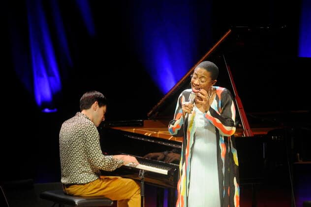 Die amerikanische Jazz-Sängerin Cecile McLorin Salvant mit ihrem Pianisten Glenn Zaleski in der Philharmonie Essen 2021. The American jazz singer Cecile McLorin Salvant with her pianist Glenn Zaleski at the Philharmonie Essen 2021. Essen NRW DEU;DE;GERMANY;DEUTSCHLAND;ALLEMAGNE