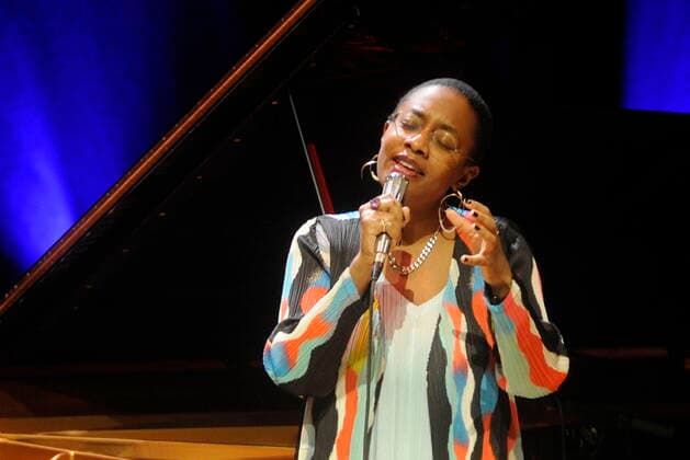 Die amerikanische Jazz-Sängerin Cecile McLorin Salvant in der Philharmonie Essen 2021. The American jazz singer Cecile McLorin Salvant at the Philharmonie Essen 2021. Essen NRW DEU;DE;GERMANY;DEUTSCHLAND;ALLEMAGNE