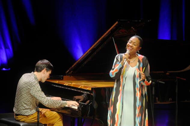 Die amerikanische Jazz-Sängerin Cecile McLorin Salvant mit ihrem Pianisten Glenn Zaleski in der Philharmonie Essen 2021. The American jazz singer Cecile McLorin Salvant with her pianist Glenn Zaleski at the Philharmonie Essen 2021. Essen NRW DEU;DE;GERMANY;DEUTSCHLAND;ALLEMAGNE
