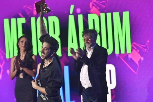 Bilder des Jahres 2021, Entertainment 11 November Entertainment Themen der Woche KW46 Entertainment Bilder des Tages Camilo accepts the Best Pop Vocal Album award onstage during the 22nd Latin Grammy Awards at the MGM Garden Arena in Las Vegas, Nevada on November 18, 2021.  LAV202111182167 JIMxRUYMEN