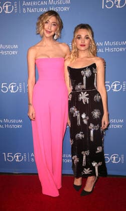 November 18, 2021, New York, NY, USA: HEIDI GARDNER and CHLOE FINEMAN attend the Museum Gala 2021 at the American Museum of Natural History, NYC.November 18, 2021. New York USA - ZUMAms4_ 20211118_zaf_ms4_015 Copyright: xSoniaxMoskowitzxGordonx